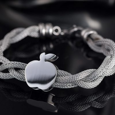 jewelry продуктова снимка на гривна с ябълка